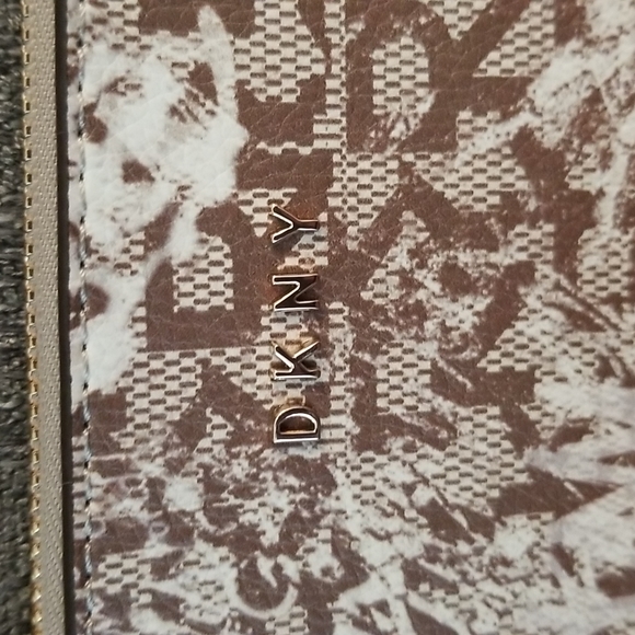 Nwt DKNY medium brown graffiti wristlet. Retails $78 - Picture 3 of 8